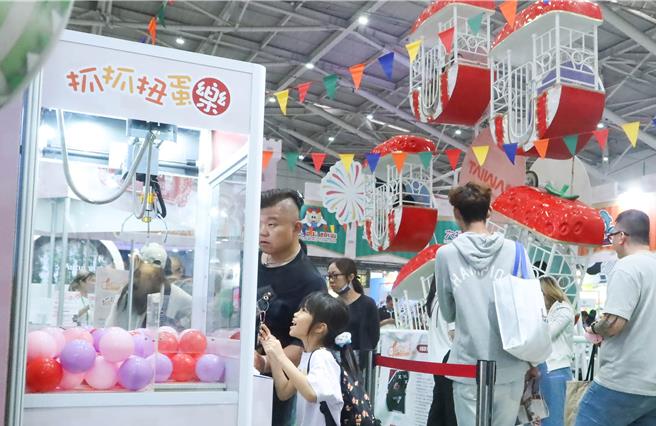 台北国际旅展打造「台湾好乐园馆」，民眾现场消费满999元，即可夹扭蛋一次换神秘好礼。（粘耿豪摄）