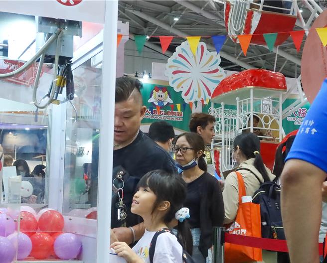 台北国际旅展打造「台湾好乐园馆」，民眾现场消费满999元，即可夹扭蛋一次换神秘好礼。（粘耿豪摄）