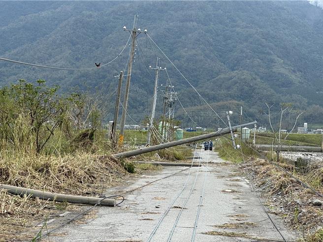 康芮颱風造成台灣曾停電戶數為近年颱風之最逾97萬戶的紀錄，大型樹木、電桿倒斷嚴重，等待道路搶通不僅延長了整體搶修時間，清除倒樹、重新建桿的作業也相當耗時。（圖／台電提供）