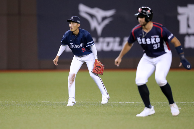 12强中华队张政禹（左）先发镇守游击，在比赛中段移防三垒。（黄世麒摄）