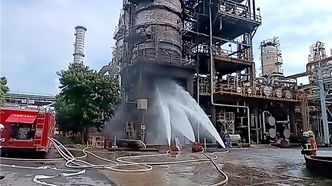 桃煉廠20公尺高真空塔今起火狂冒黑煙。(翻攝照片／蔡依珍桃園傳真) 