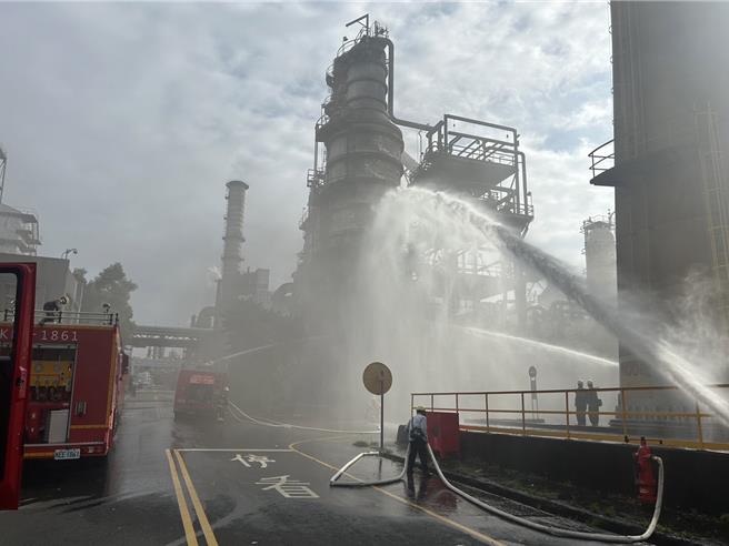 桃煉廠20公尺高真空塔今起火狂冒黑煙。(翻攝照片／蔡依珍桃園傳真)