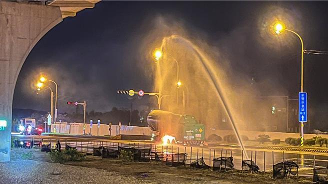 1辆载满液态氧气的槽车疑轮胎过热发生爆炸起火燃烧，新竹县消防局出动消防机器人射水灌救。（新竹县消防局提供／罗浚滨新竹传真）
