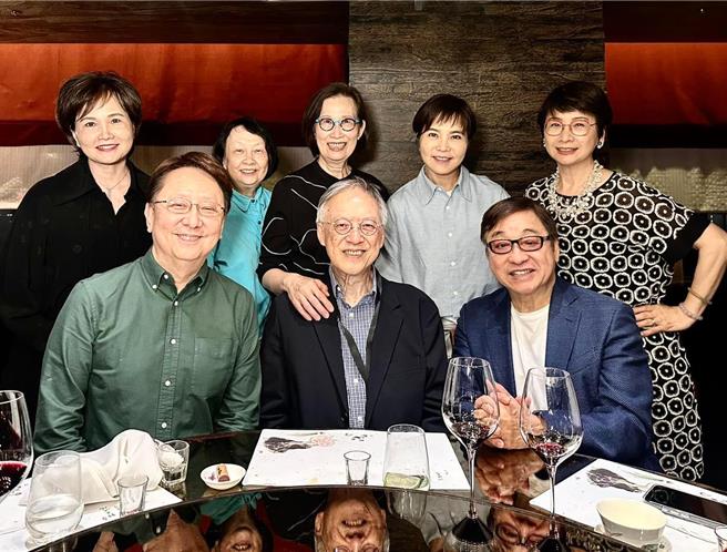 沈春华（后排左起）、辜怀群、辜怀箴、李艷秋、叶树姗与李四端（前排左起）、辜怀箴夫婿赵元修、李涛8人一同共进晚餐。（翻摄叶树姗脸书）