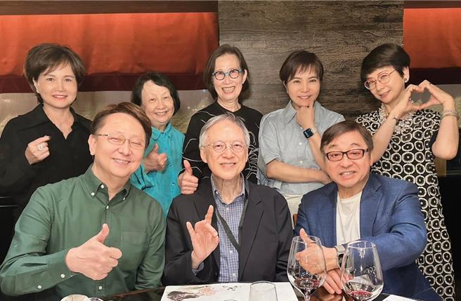 辜怀群（后排左二）、辜怀箴（后排左三）是辜振甫的大女儿、二女儿。（翻摄叶树姗脸书）