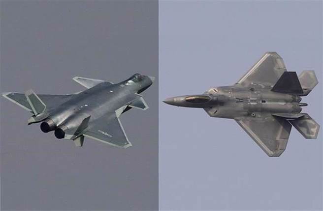 英國《詹氏防衛雜誌》近日評論，共軍現役匿蹤戰機殲-20（左）的專案非常成功，使美國在太平洋地區喪失空中優勢。對此，前F-5E飛官張延廷3日表示，「在性能上，美國的F-22（右）是佔有局部優勢的，但美國的F-22已經停產，數量上已經佔劣勢」。（中時資料照）