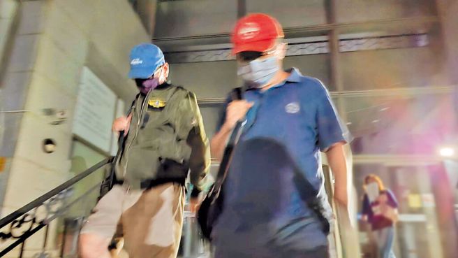 检方侦办台盐绿能公司光电开发利益输送弊案，1日重开羁押庭，但陈启昱至今未现身。图为陈启昱（右）10月24日步出台南地院。（本报资料照片）
