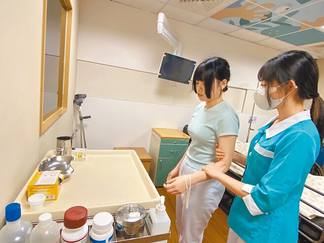 许多人大学毕业后才发现所学与兴趣不符，或向往从事护理照护工作，选择就读学士后护理系。（弘光科大提供／张妍溱台中传真）