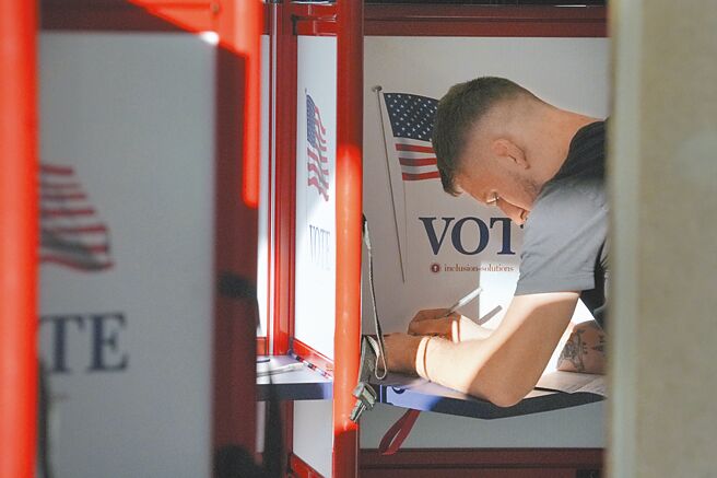 美国大选进入最后衝刺，7大摇摆州为决胜关键。图为一名麻州选民1日提前投票。（美联社）