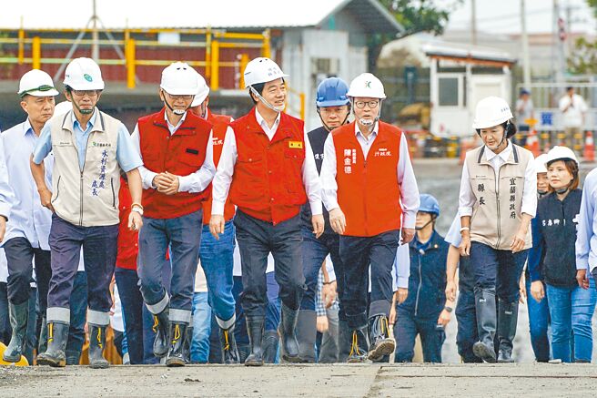 赖清德总统（前排中）2日赴宜兰视察时指出，希望预算案尽速通过，协助宜兰等县市政府推动治水工程。（李忠一摄）