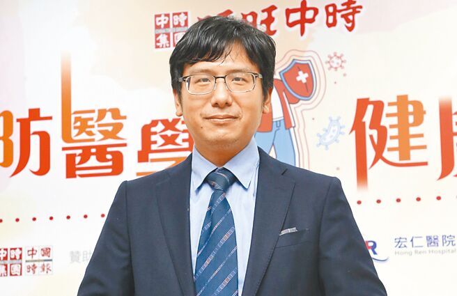 三重宏仁医院肝胆肠胃科医师陈奕霖以「肥胖与大肠癌」为题，分析两者的关联及健康风险。（赵双杰摄）