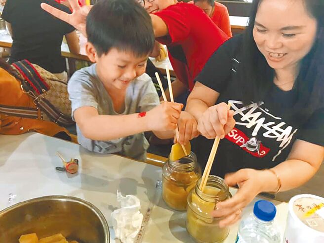 古坑乡大埔社区农村旅游行程的特点是酱笋DIY。（古坑乡大埔社区提供／周丽兰云林传真）