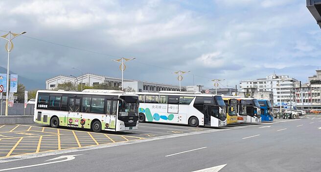 花蓮縣政府為優化公車路線，11月起新增「311美崙環線」、「311A機場線」，都在花蓮轉運站發車。（王志偉攝）