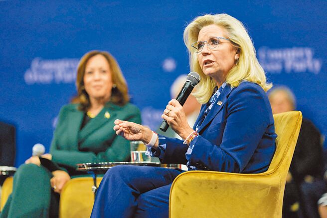 美国大选共和党候选人川普在拉票时，声称要用枪对准倒戈挺民主党副总统贺锦丽的共和党人丽兹钱尼。民主党候选人贺锦丽就此批评川普不配当总统。图为2024年10月贺锦丽（后）与丽兹钱尼（前）在宾州发表演说。（路透）