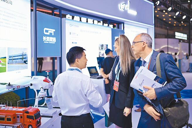 中国商务部、证监会等6部门1日晚间修订发布《外国投资者对上市公司战略投资管理办法》，从5方面降低外资战略投资门槛。图为第六届中国西部国际投资贸易洽谈会。（中新社）