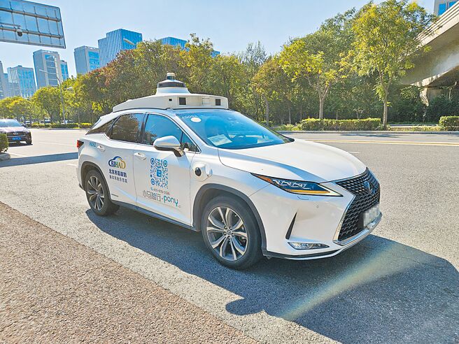 大陸無人駕駛計程車在多地試行，近期在北京亦莊實地搭乘體驗觀察發現，SUV經改造後車頂與車身設有顯眼的感測器，車內後座則配有顯示車道、前方號誌和周圍車輛等資訊的螢幕。（陳冠宇攝）