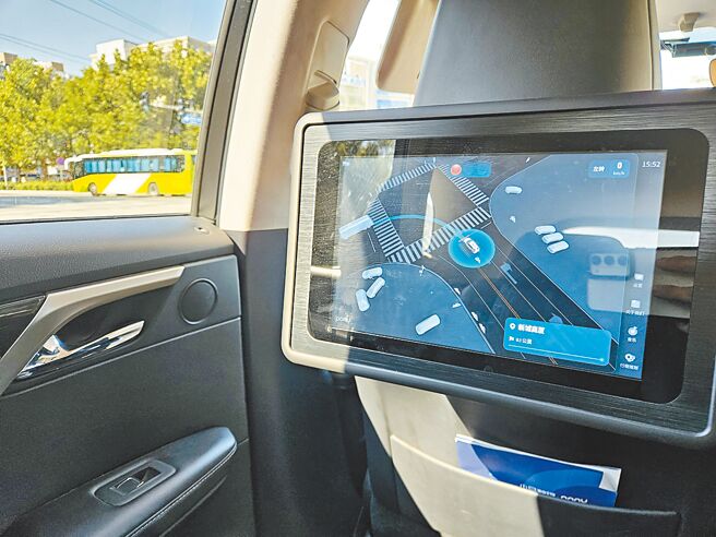 大陸無人駕駛計程車在多地試行，近期在北京亦莊實地搭乘體驗觀察發現，SUV經改造後車頂與車身設有顯眼的感測器，車內後座則配有顯示車道、前方號誌和周圍車輛等資訊的螢幕。（陳冠宇攝）