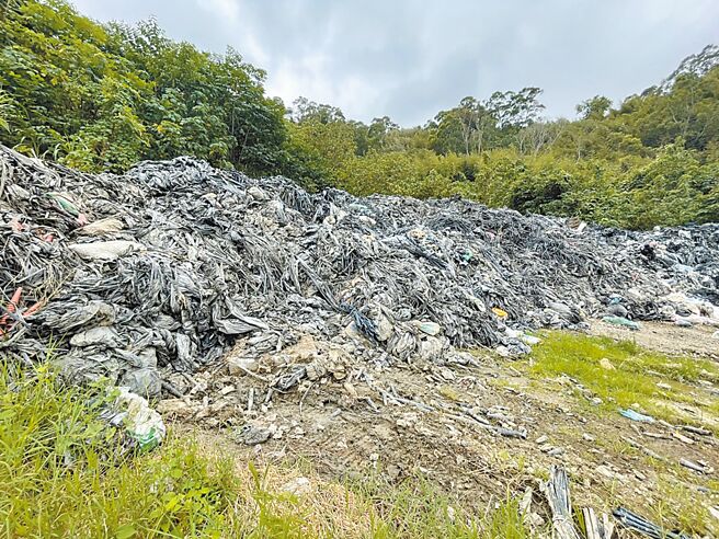 苗栗縣每年農業生產後所產生的農業廢膜多達7萬噸，其中包括約430噸的非生物性廢膜，塑膠類廢膜最主要來源就是大湖鄉栽種草莓所需包膜，日前大湖鄉長黃惠琴在縣務會議上揭露鄉內堆積120噸的農膜未清。（大湖鄉公所提供／謝明俊苗栗傳真）