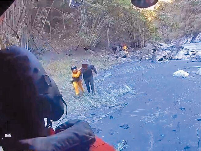 葉姓男子等4位村民前往卡杜溪漁獵，不料遇上康芮颱風，溪水暴漲受困失聯，南投縣消防局出動直升機空勘傳出好消息，在濁水溪河床發現失聯4人，助4人與家人團圓。（空勤總隊提供／潘虹恩南投傳真）