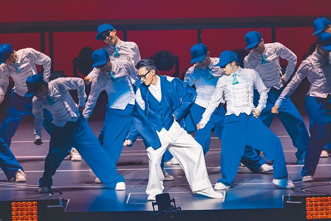劉德華在演唱會上率領舞者又唱又跳，氣氛嗨翻。（超級圓頂提供）