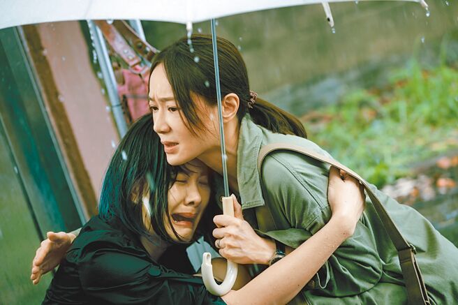 安心亞（左）在《孔雀魚》好姊妹被殺，她在雨中崩潰嚎啕大哭，尹馨心疼安慰。（公視台語台、華視提供）