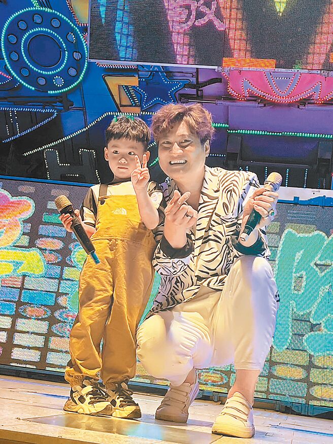 楊哲（右）日前邀兒子上台對唱，默契十足。（豪記唱片提供）