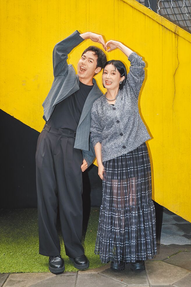 苗可麗（右）和張瑞夫一起主持《金孫任務》，她說兩人一見如故。（鄧博仁攝）