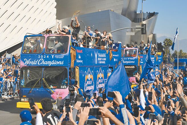 道奇在洛杉矶举行暌违36年的冠军游行，吸引25万人上街庆功。（美联社）