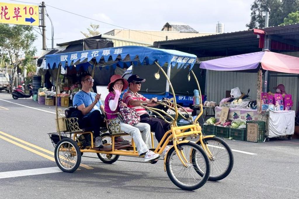 騎乘協力車逛田尾。（圖／社團法人田尾公路花園協會）