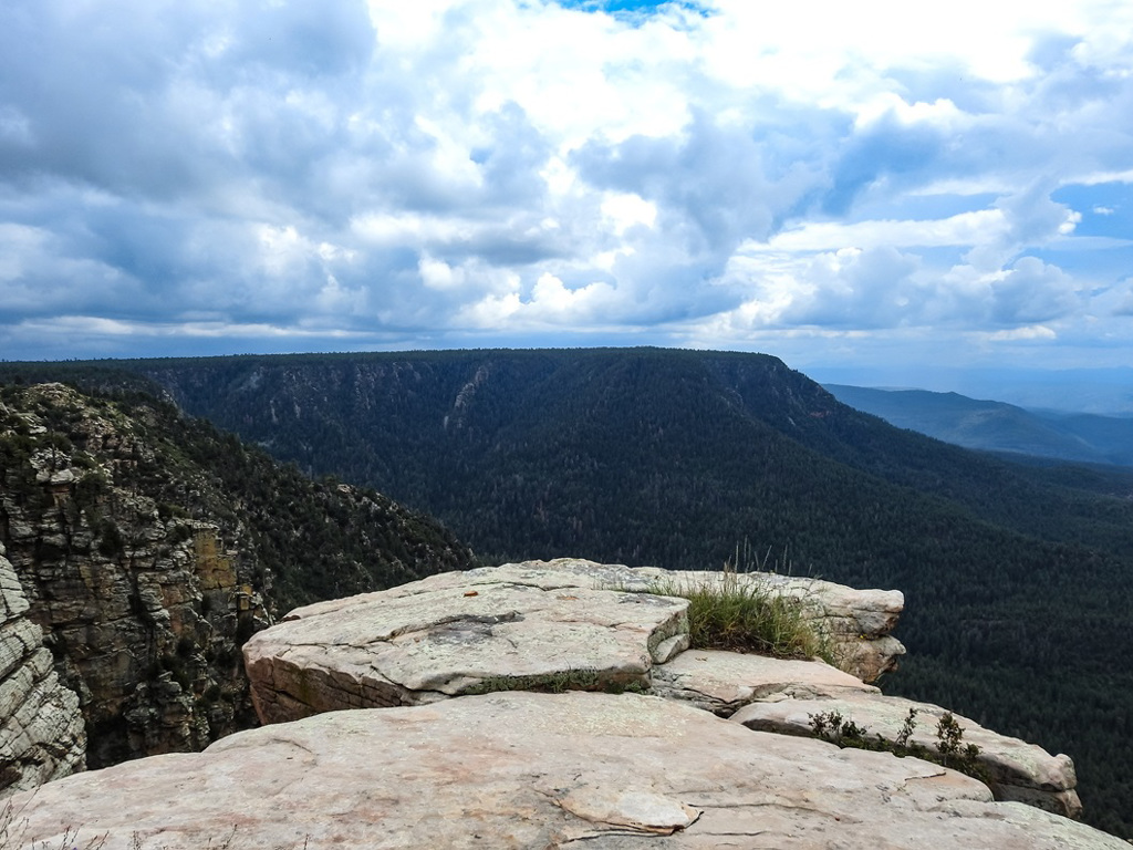 印度一名49歲祭司試圖證明自己會飛，結果卻意外墜崖身亡。（示意圖：Shutterstock／達志）