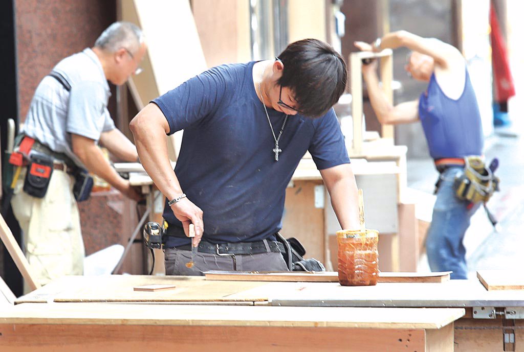 做2年水電沒年終!妹子自爆「1原因」低薪凍漲 前輩勸快逃