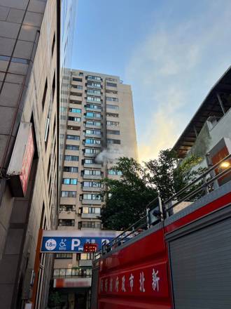 板橋家樂福旁竄火！19層大樓「濃煙狂竄」住戶睡夢中驚醒
