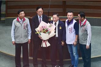 桃園女童遭「強抱」 7旬運將見義勇為 市長獻花表揚