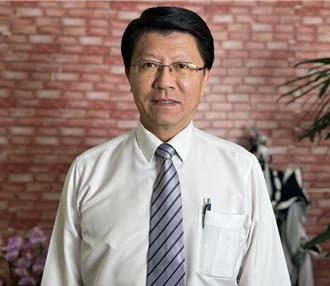 陳啟昱遭通緝謝龍介籲註銷其護照  爆料「有藏鏡人會跑」