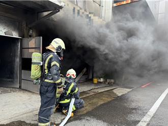 桃園春日路鐵皮工廠大火  濃煙遮蔽道路騎士伸手不見五指
