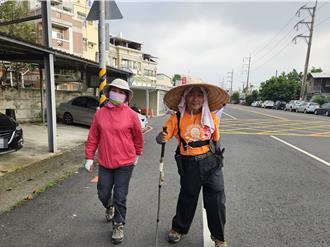 超热血！邱吉兴「义肢徒步」环岛42天 募善款助老
