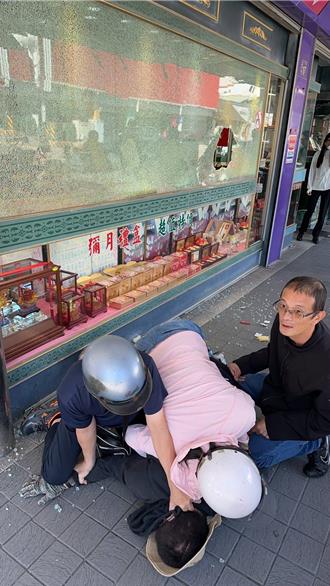台東銀樓搶案！ 英勇粉衣婦人壓制搶匪低調拒謝