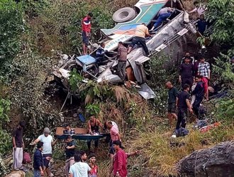 巴士載42人墜200米山谷 印度重大車禍36死！救援現場曝
