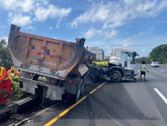 国道1湖口段严重车祸 砂石车疑操作不当撞内侧护栏