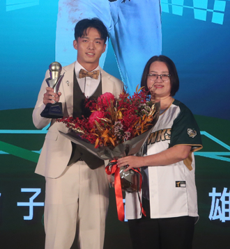 中職》曾子祐快閃返台親領新人王 目標明年再拿個人獎