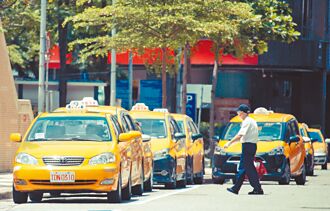 月休4.7天 小黃司機賺嘸27K