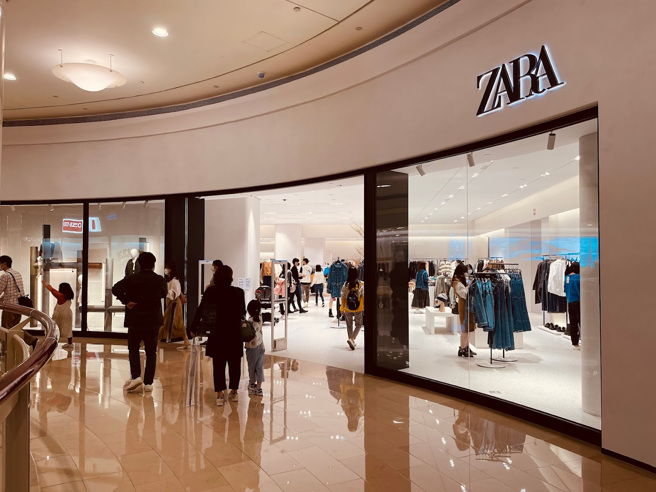 台北101的ZARA试衣间的门帘没有任何挂鉤或魔鬼毡固定门帘，导致多名顾客试穿衣服都被拉开。（图／翻摄自Google Map）