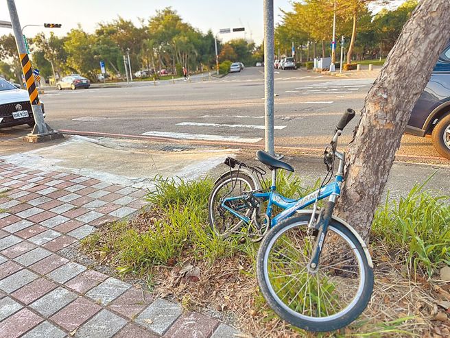 台中7歲男童騎單車遭2車連撞身亡，2駕駛依過失致死罪偵辦。(民眾提供／馮惠宜台中傳真）