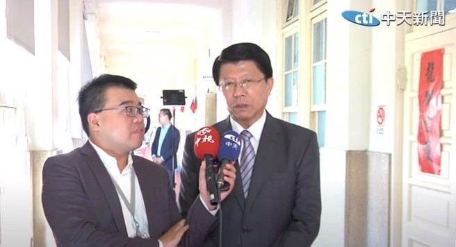右为立委谢龙介。（取自中天新闻）