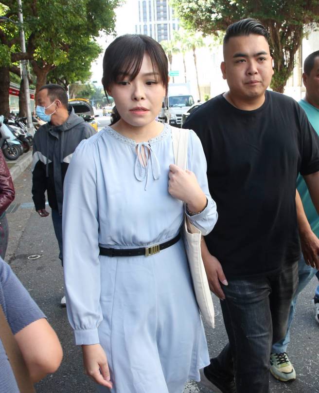 停职中的新竹市长高虹安因前年九合一选战期间，遭爆涉浮报立法院公费助理酬金、加班费共46万30元，经台北地院审理后，认定高虹安的不法所得为11万6514元，判处7年4月、褫夺公权4年，她当时表明要上诉，台湾高等法院4日首度开庭审理，高虹安（前左）出庭。（赵双杰摄）