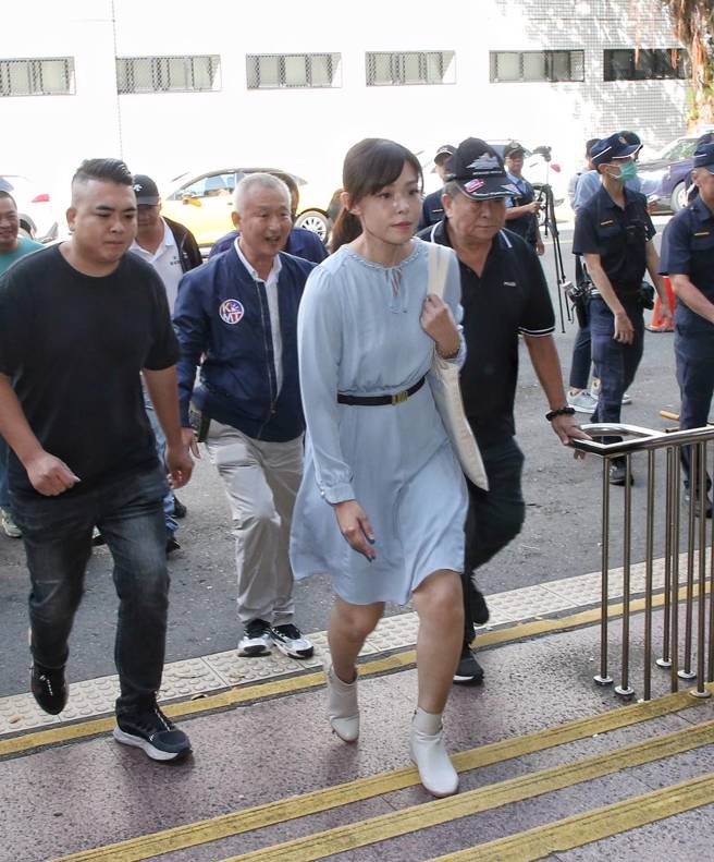 停职中的新竹市长高虹安因前年九合一选战期间，遭爆涉浮报立法院公费助理酬金、加班费共46万30元，经台北地院审理后，认定高虹安的不法所得为11万6514元，判处7年4月、褫夺公权4年，她当时表明要上诉，台湾高等法院4日首度开庭审理，高虹安（前左）出庭。（赵双杰摄）