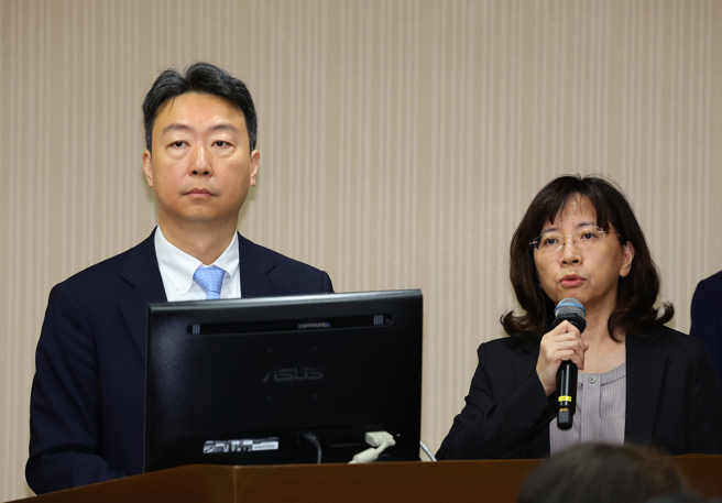 立委關心颱風天航班派遣問題，交通部長陳世凱（左）和民航局長何淑萍（右）表示，星宇航空未落實保守派遣。（圖／記者劉宗龍攝影）