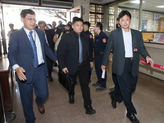 立法院司法及法制委员会4日安排考察，由国民党籍的召委吴宗宪（前中）率团考察台北地检署「侦查不公开执行状况」。（赵双杰摄）