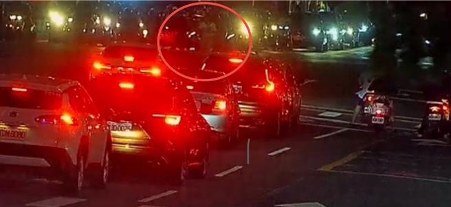 高雄男闖紅燈遊走車道，警調電眼追人將開罰。（翻攝畫面／紀爰高雄傳真）