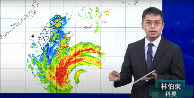 中央氣象署預報中心科長林伯東被網友發現臉上有異狀。（圖／翻攝自氣象署YouTube直播）